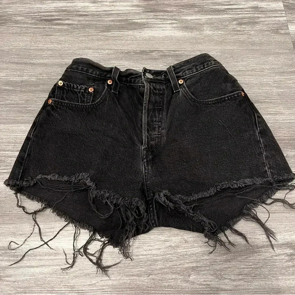 Levi's 501 Original Women's High-Rise Jean Denim Shorts Raw Hem Sz 28 - Picture 3 of 10